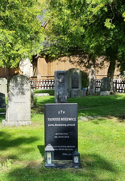 Cmentarz u stóp świątyni